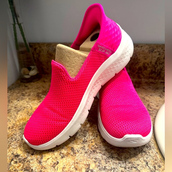 Skechers Shoes - Beautiful women’s skechers pink color perfect!!size 7